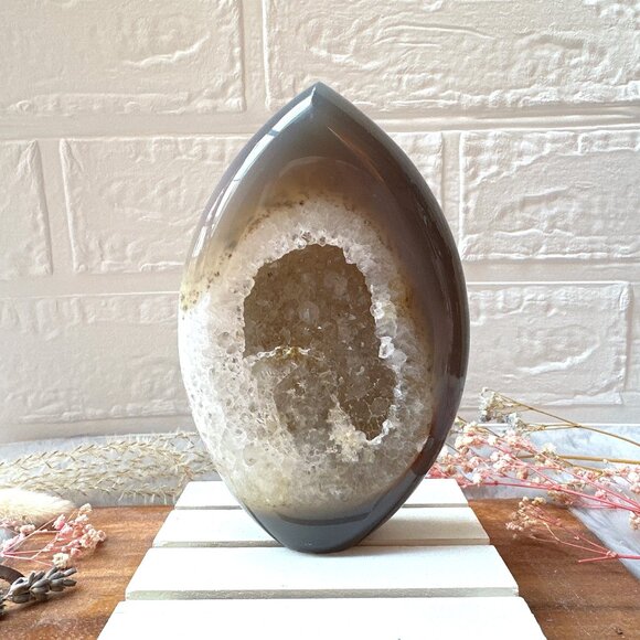 Gorgeous Large Agate with Druzy Flame/Free Form - Picture 6 of 6